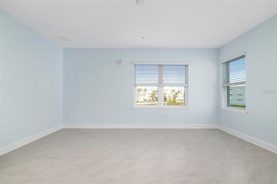 Spacious, unfurnished interior of a new home in , Bradenton (Image 30).
