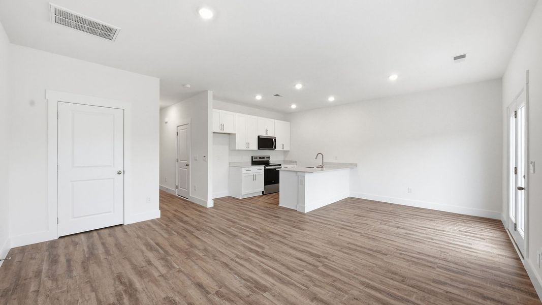 Spacious, unfurnished interior of a new home in The Arbor Townhomes, Kingsport (Image 12).