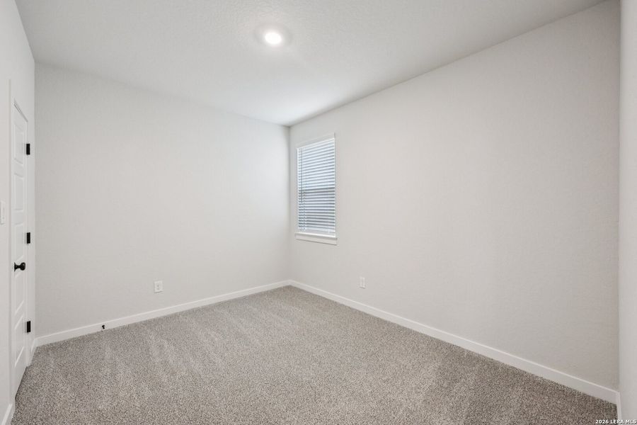 Spacious, unfurnished interior of a new home in Meyer Ranch, New Braunfels (Image 15).