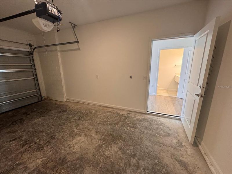 Spacious, unfurnished interior of a new home in , Orlando (Image 15).