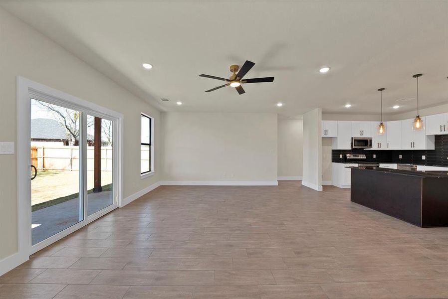 Spacious, unfurnished interior of a new home in , Granbury (Image 19). Spacious, unfurnished interior of a new home in , Granbury (Image 19).