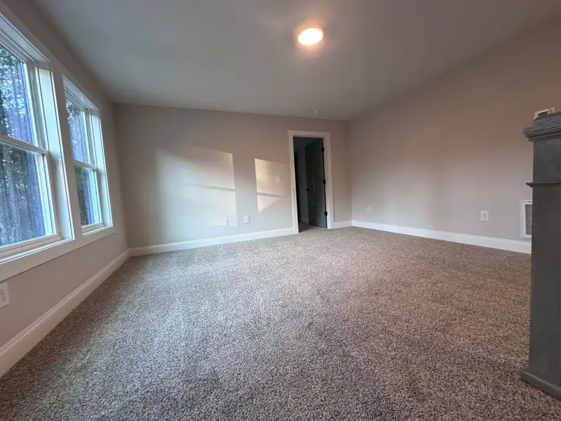 Spacious, unfurnished interior of a new home in Dove Creek, LaGrange (Image 21).