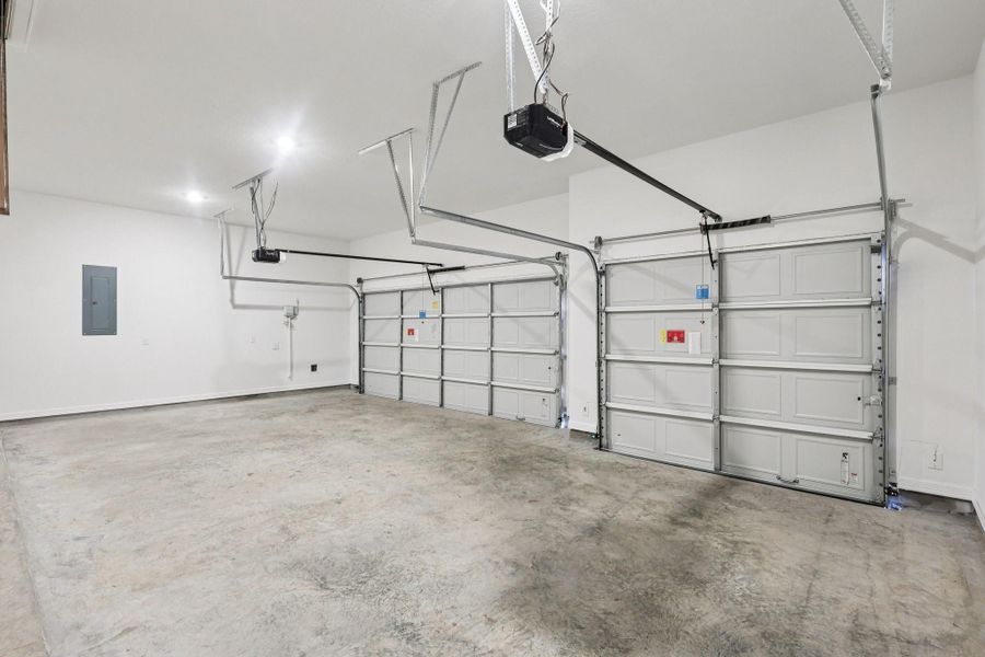 Spacious, unfurnished interior of a new home in Sienna 65', Missouri City (Image 35).