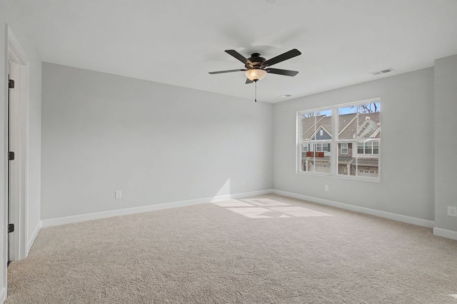 Spacious, unfurnished interior of a new home in Oxford Station, Gallatin (Image 40).