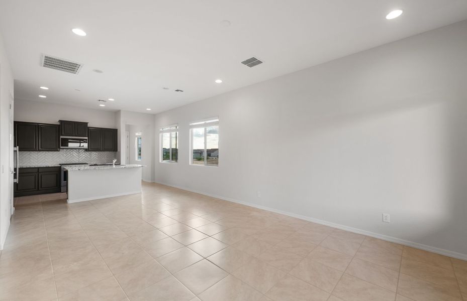 Spacious, unfurnished interior of a new home in Sun City Festival, Buckeye (Image 18).