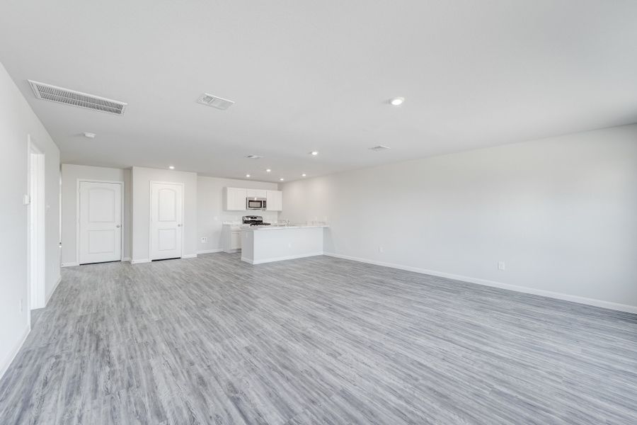 Spacious, unfurnished interior of a new home in Shirey Forest - Branches, Lufkin (Image 12).