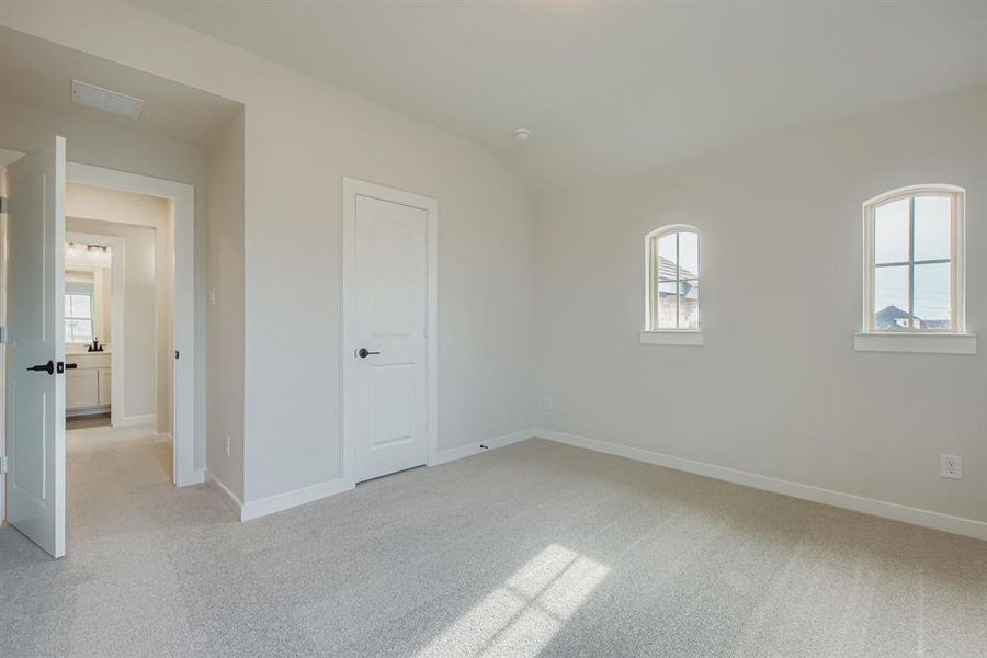 Spacious, unfurnished interior of a new home in Hillstead, Lavon (Image 24).