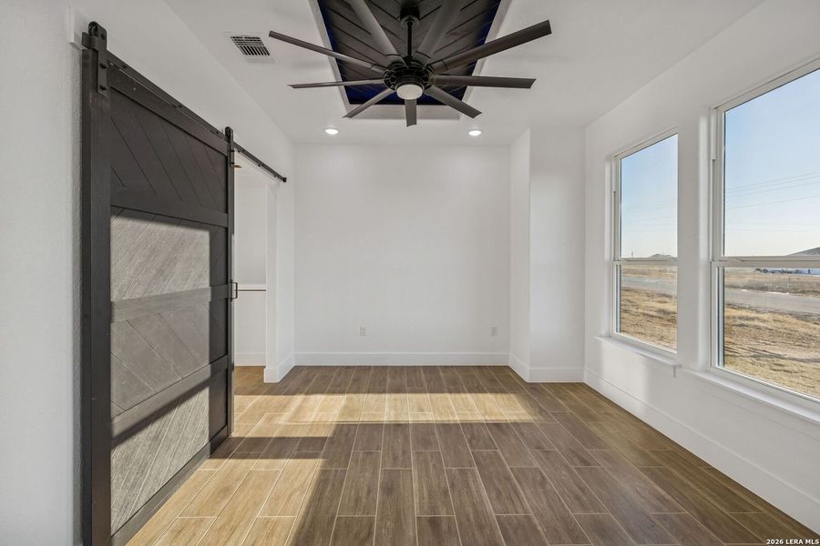 Spacious, unfurnished interior of a new home in , Floresville (Image 22).