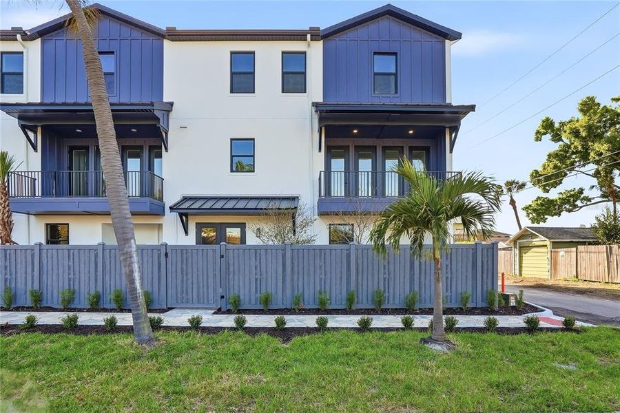 Exterior details and patio area of a home in , St. Petersburg (Image 30).