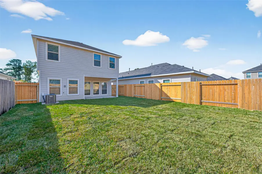 Exterior details and patio area of a home in Woodland Lakes, Houston (Image 27).