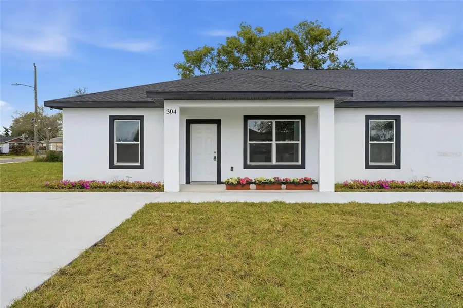 Exterior details and patio area of a home in , Haines City (Image 32).