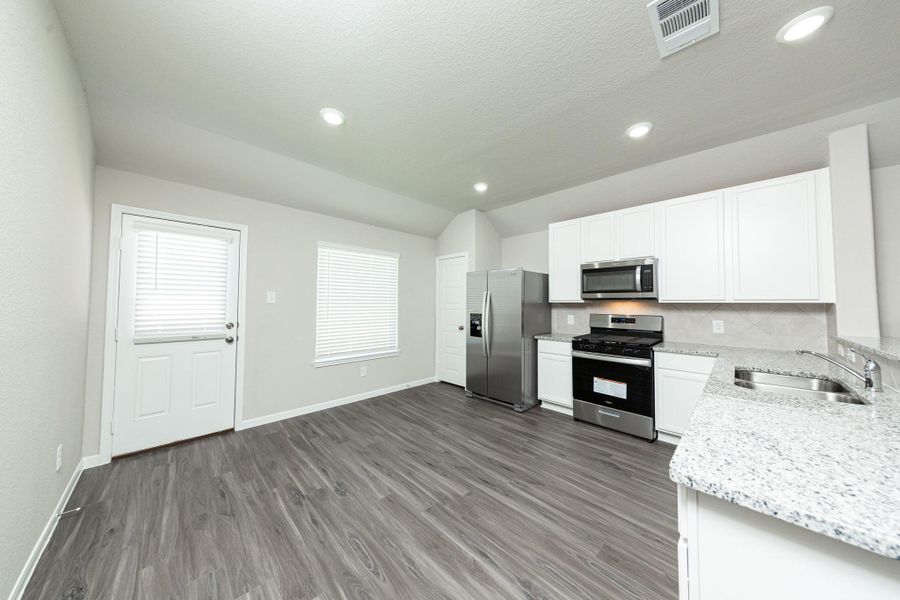 Spacious, unfurnished interior of a new home in Mackenzie Creek, Conroe (Image 12). Spacious, unfurnished interior of a new home in Mackenzie Creek, Conroe (Image 12).