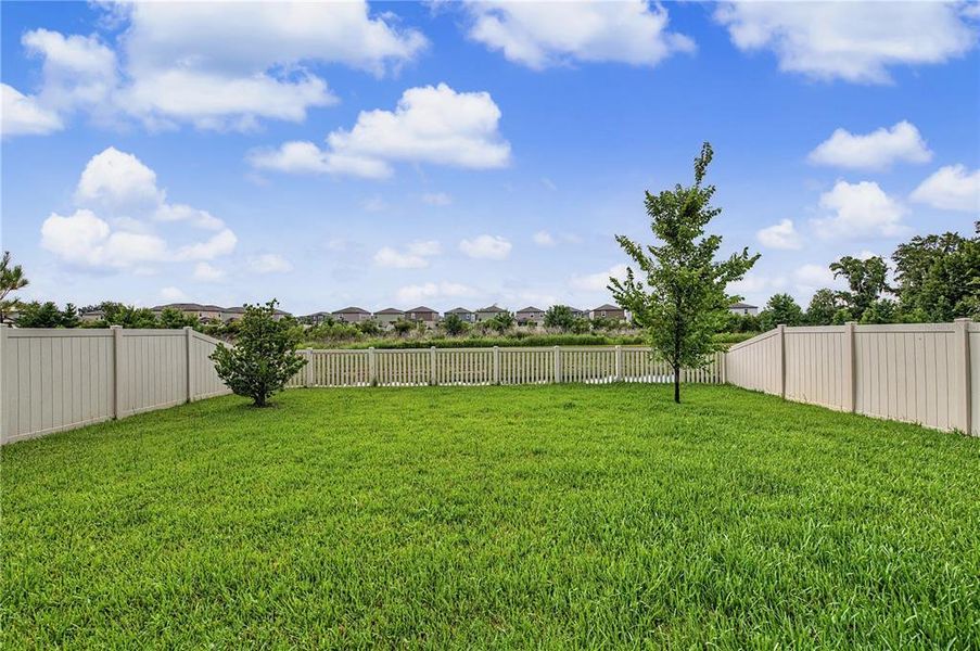 Exterior details and patio area of a home in Park East, Plant City (Image 4).
