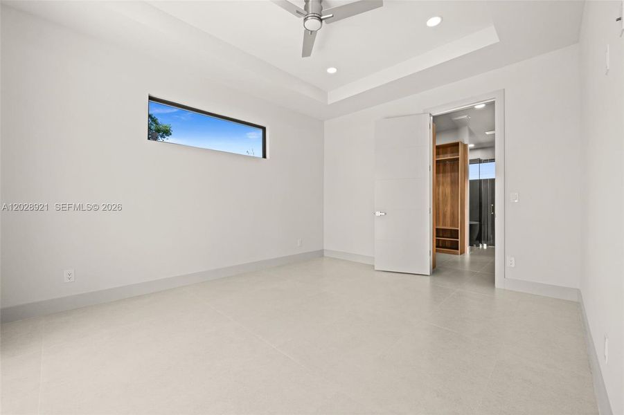 Spacious, unfurnished interior of a new home in , Cape Coral (Image 27).