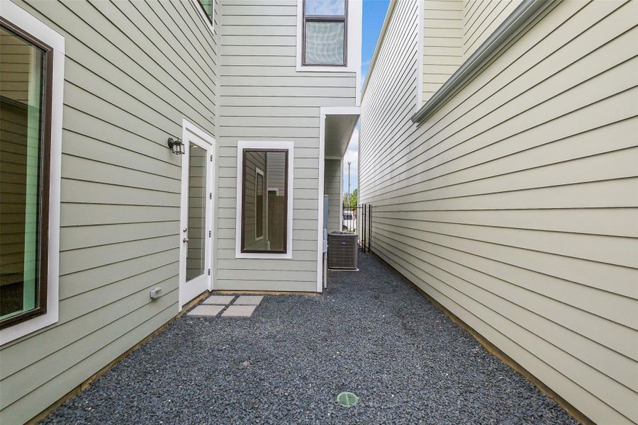 Exterior details and patio area of a home in Timbergrove Trails, Houston (Image 22).