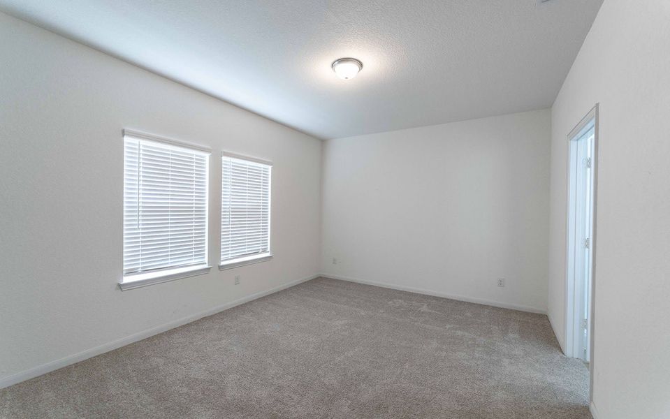 Spacious, unfurnished interior of a new home in Hunter's Ranch, San Antonio (Image 23).