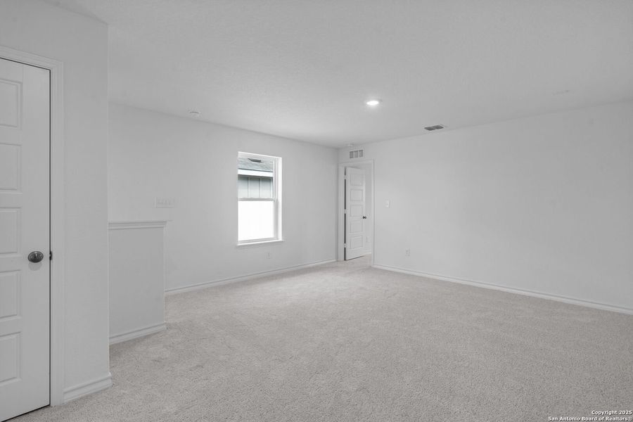 Spacious, unfurnished interior of a new home in Cinco Lakes, San Antonio (Image 9).