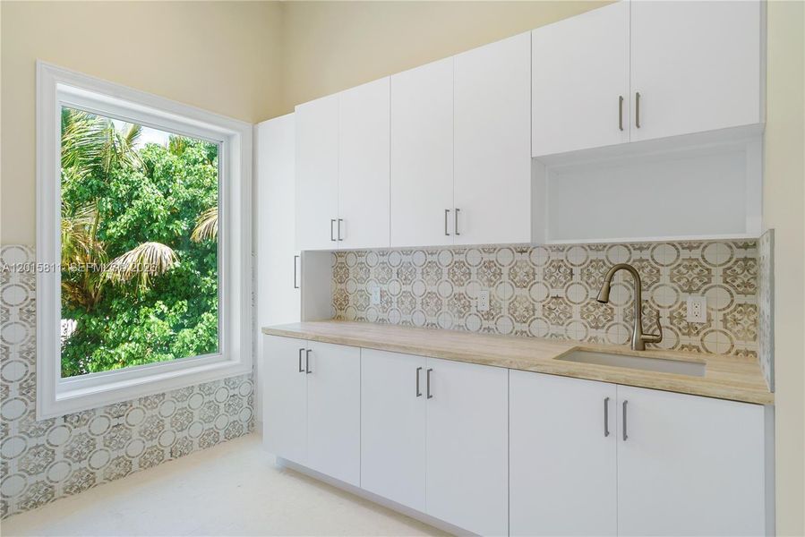 Furnished interior view inside a new home in , Tavernier (Image 9).