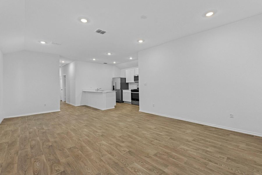 Spacious, unfurnished interior of a new home in Valverde, Bastrop (Image 12).