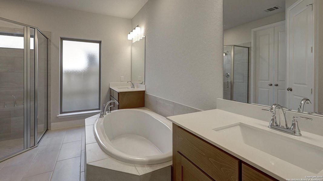 Furnished interior view inside a new home in Ladera 50', San Antonio (Image 15).