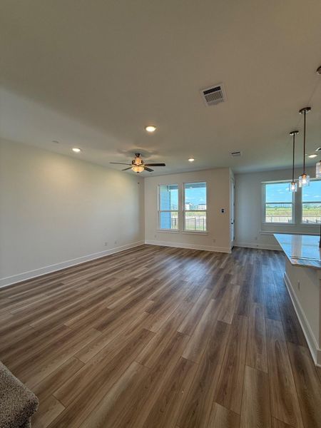 Spacious, unfurnished interior of a new home in Avery Centre, Round Rock (Image 10).