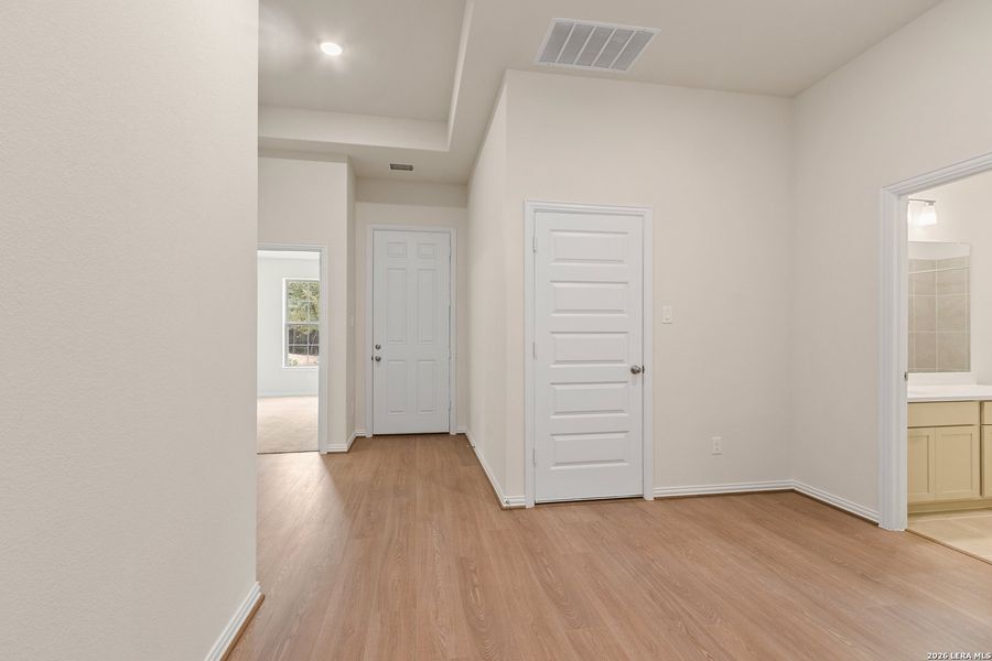 Spacious, unfurnished interior of a new home in Prominence, San Antonio (Image 18).