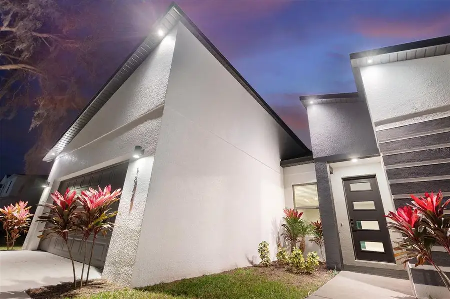Exterior details and patio area of a home in , Kissimmee (Image 3).
