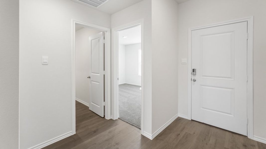Spacious, unfurnished interior of a new home in Valor Farms, Royse City (Image 15).