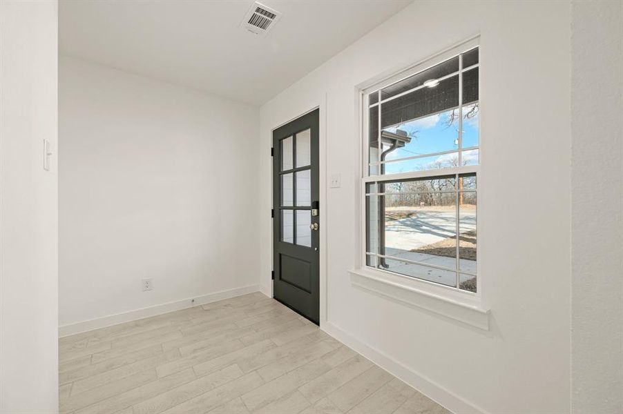 Spacious, unfurnished interior of a new home in Runaway Bay, Runaway Bay (Image 14).