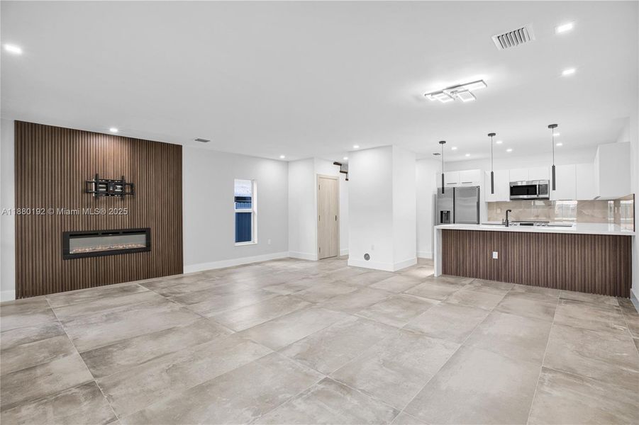Spacious, unfurnished interior of a new home in , Miami (Image 18).