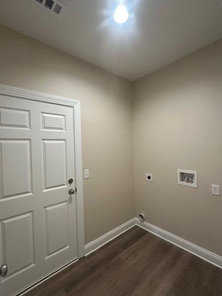 Spacious, unfurnished interior of a new home in , Beaufort (Image 12).