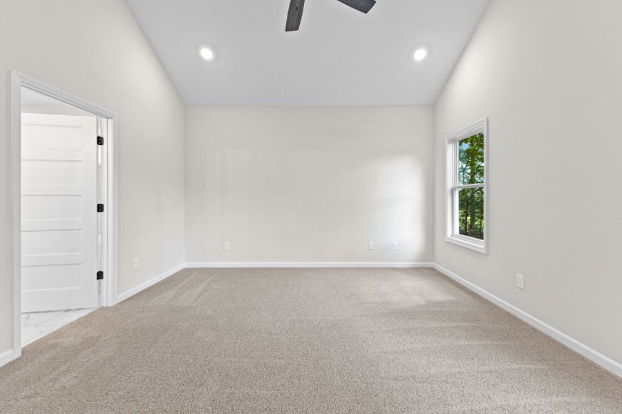 Spacious, unfurnished interior of a new home in Golfview, Thomaston (Image 33).