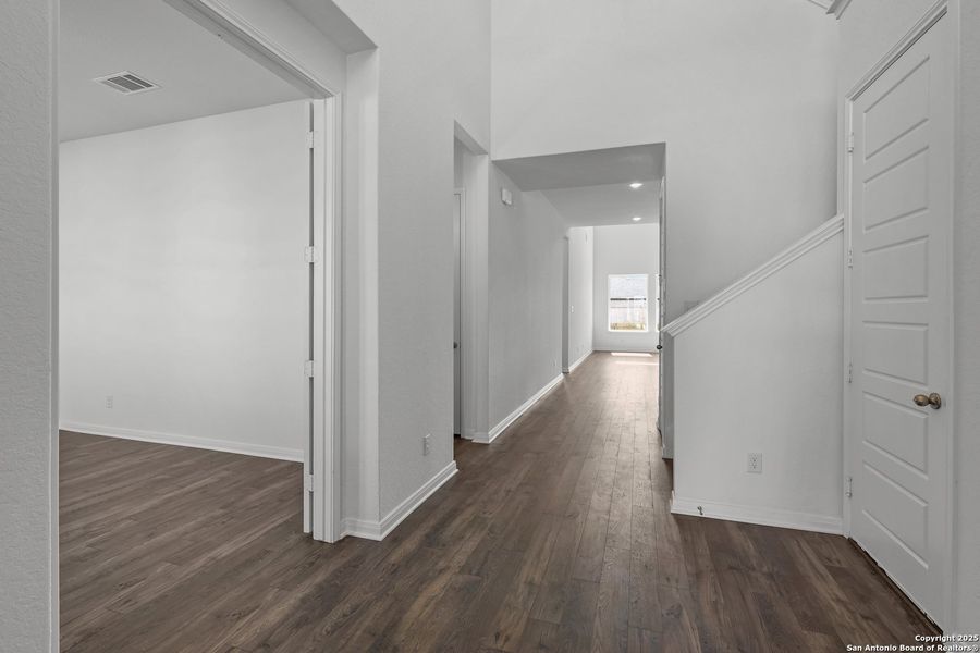 Spacious, unfurnished interior of a new home in Stillwater Ranch 60', San Antonio (Image 16).