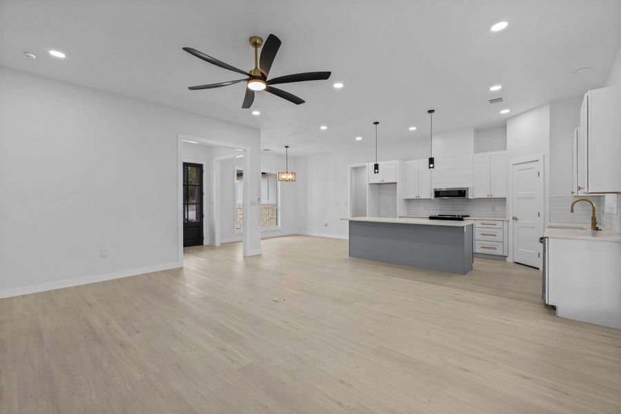 Spacious, unfurnished interior of a new home in , Wimberley (Image 24).