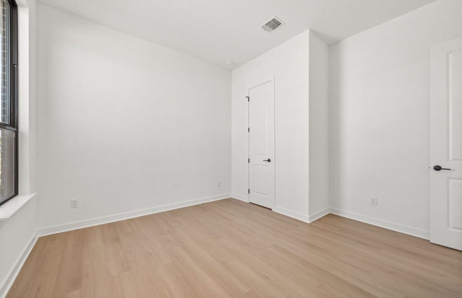 Spacious, unfurnished interior of a new home in 6 Creeks, Kyle (Image 36).
