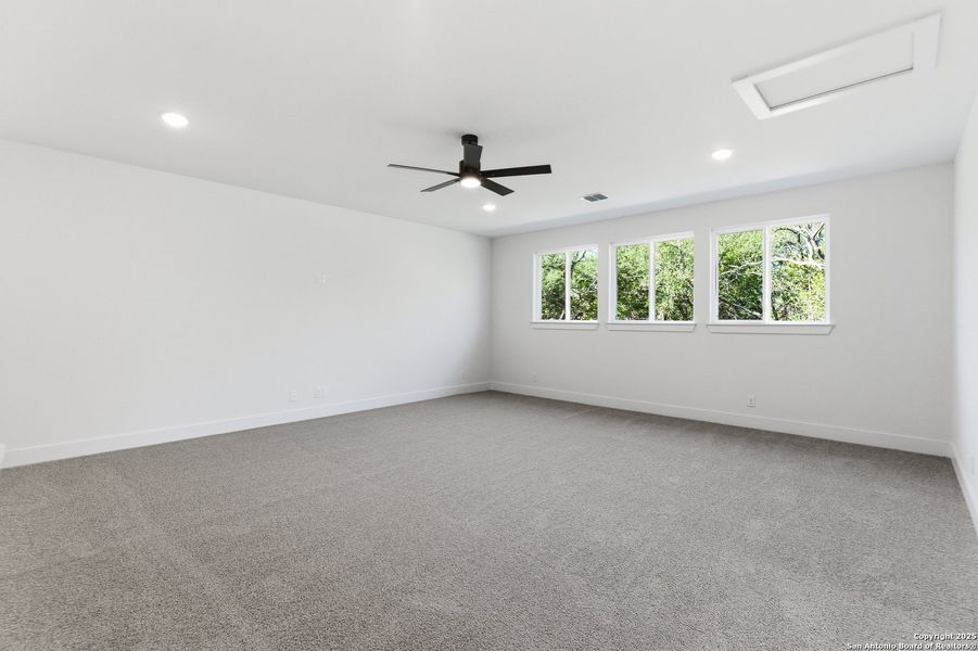 Spacious, unfurnished interior of a new home in Caliza Reserve, Boerne (Image 42).