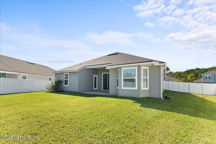 Exterior details and patio area of a home in Cross Creek, Green Cove Springs (Image 3).