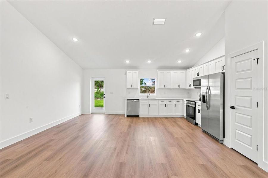 Spacious, unfurnished interior of a new home in , Sebring (Image 17).