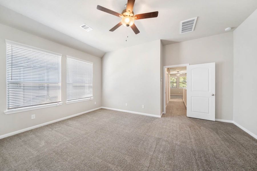 Spacious, unfurnished interior of a new home in Woodforest, Montgomery (Image 29).