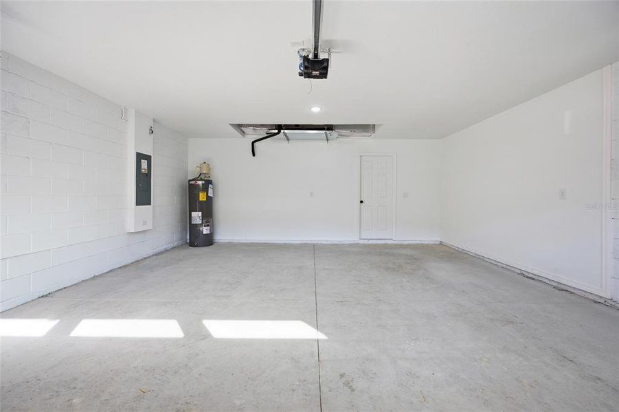Spacious, unfurnished interior of a new home in , Citrus Springs (Image 27).