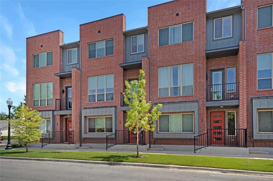 Condo located in Farmers Branch, TX showcasing its design and architecture (Image 3).