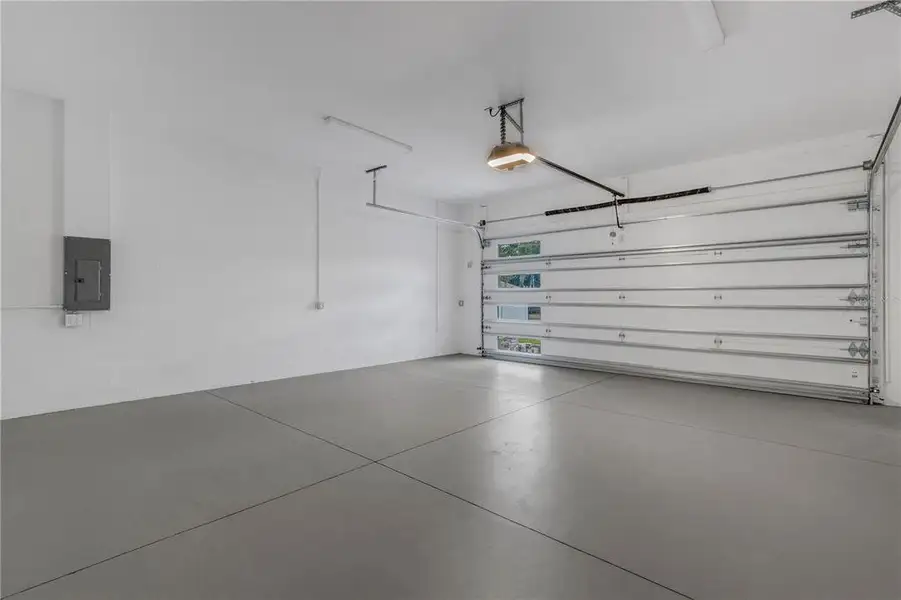 Spacious, unfurnished interior of a new home in , Sarasota (Image 17).