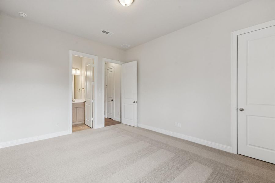 Spacious, unfurnished interior of a new home in Sienna 65', Missouri City (Image 34).