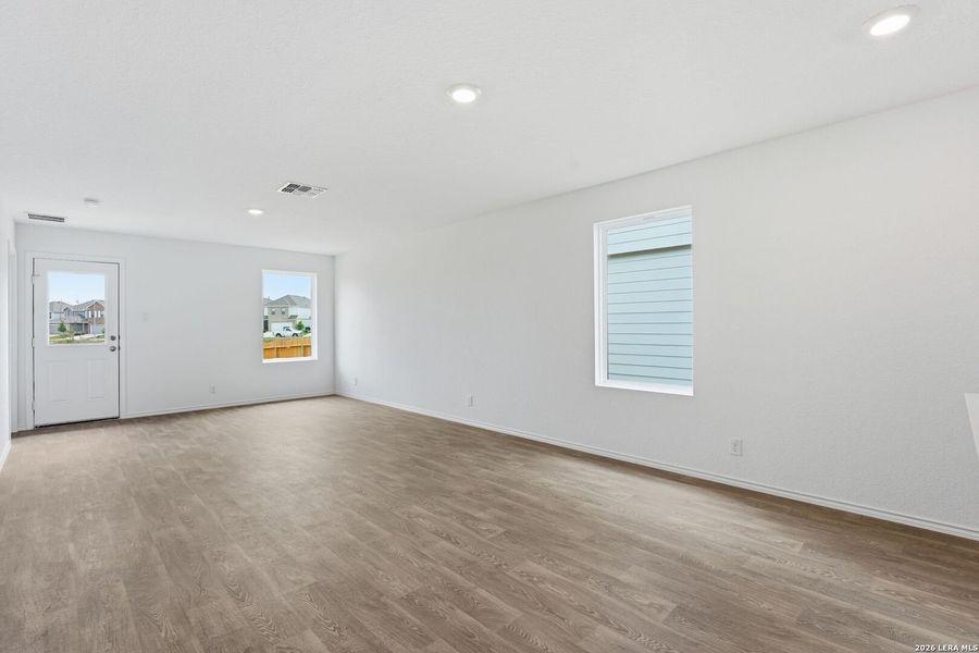 Spacious, unfurnished interior of a new home in Blue Ridge Ranch, San Antonio (Image 11).