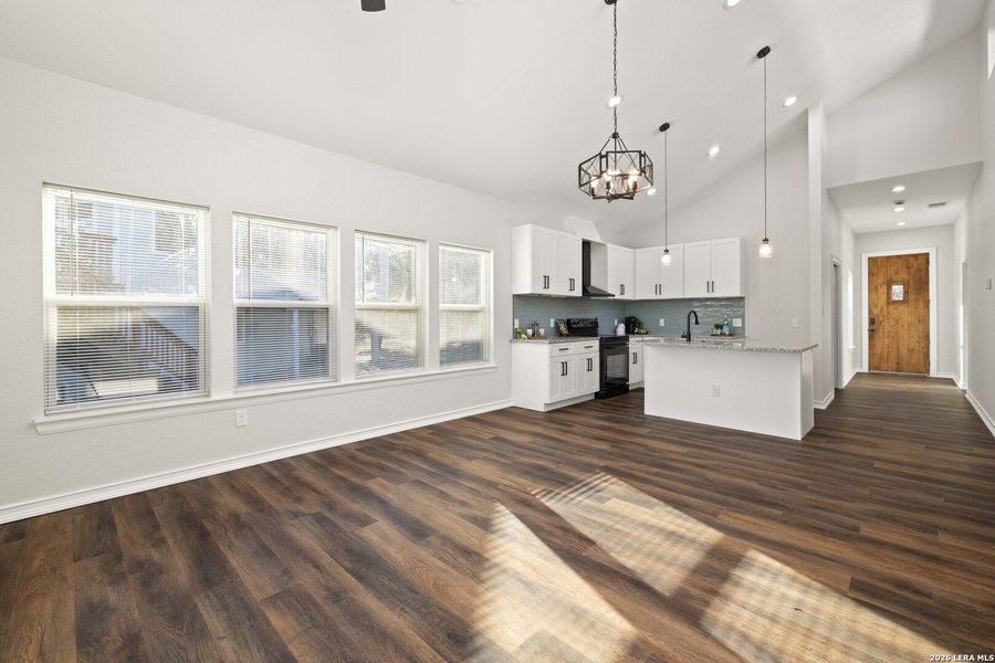 Spacious, unfurnished interior of a new home in , Canyon Lake (Image 19).
