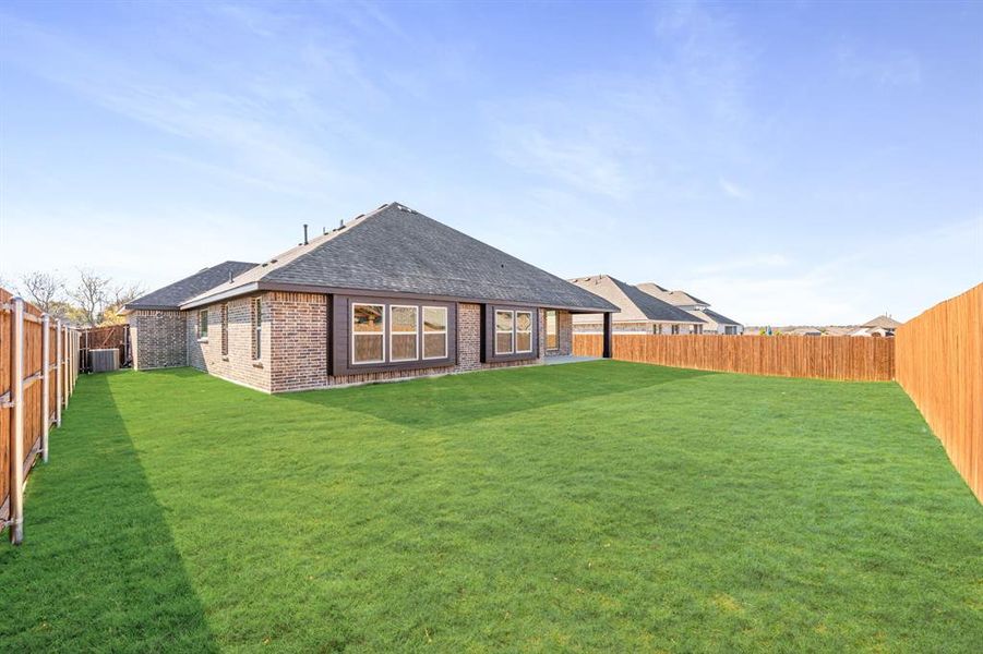 Exterior details and patio area of a home in Maplewood, Glenn Heights (Image 25).