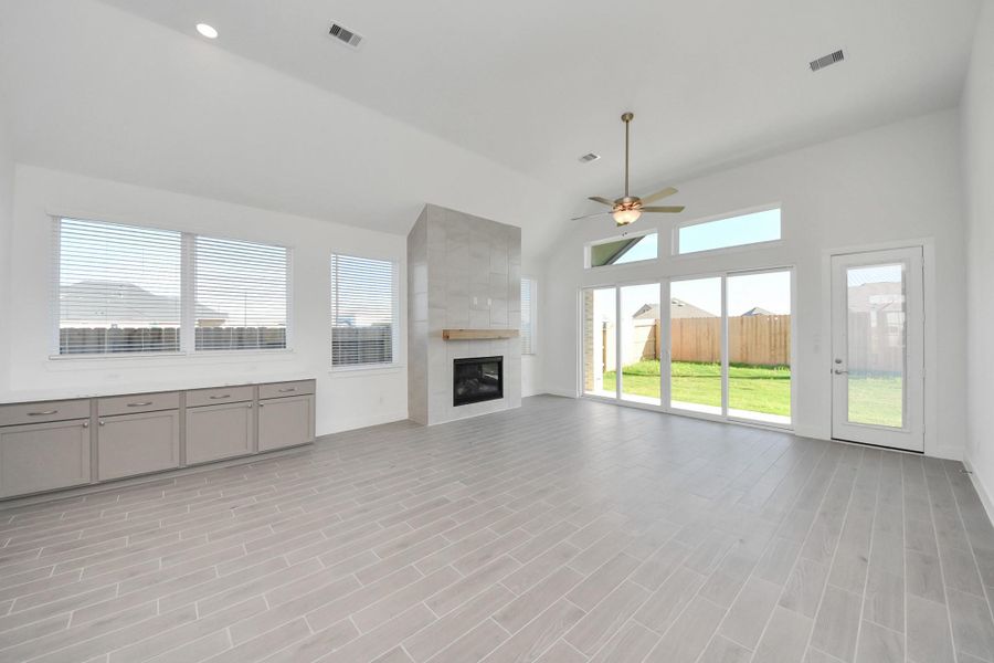 Spacious, unfurnished interior of a new home in Meridiana, Manvel (Image 18).