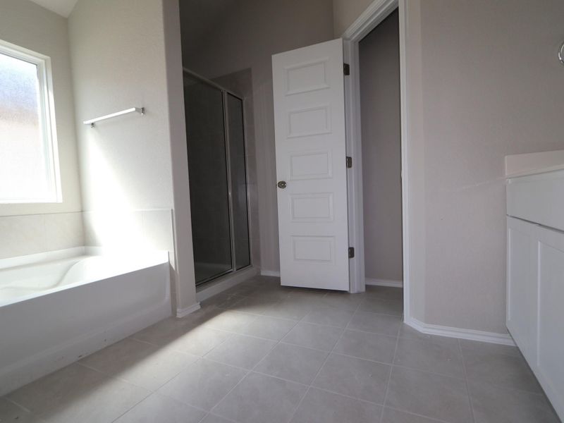 Spacious, unfurnished interior of a new home in Marble Creek Crossing, Austin (Image 10).