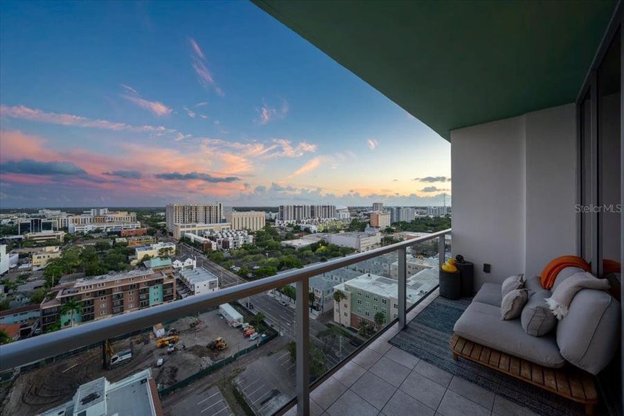Condo located in St. Petersburg, FL showcasing its design and architecture (Image 21).