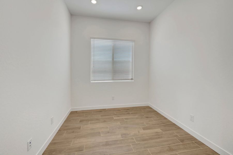 Spacious, unfurnished interior of a new home in Terraza, San Tan Valley (Image 27).